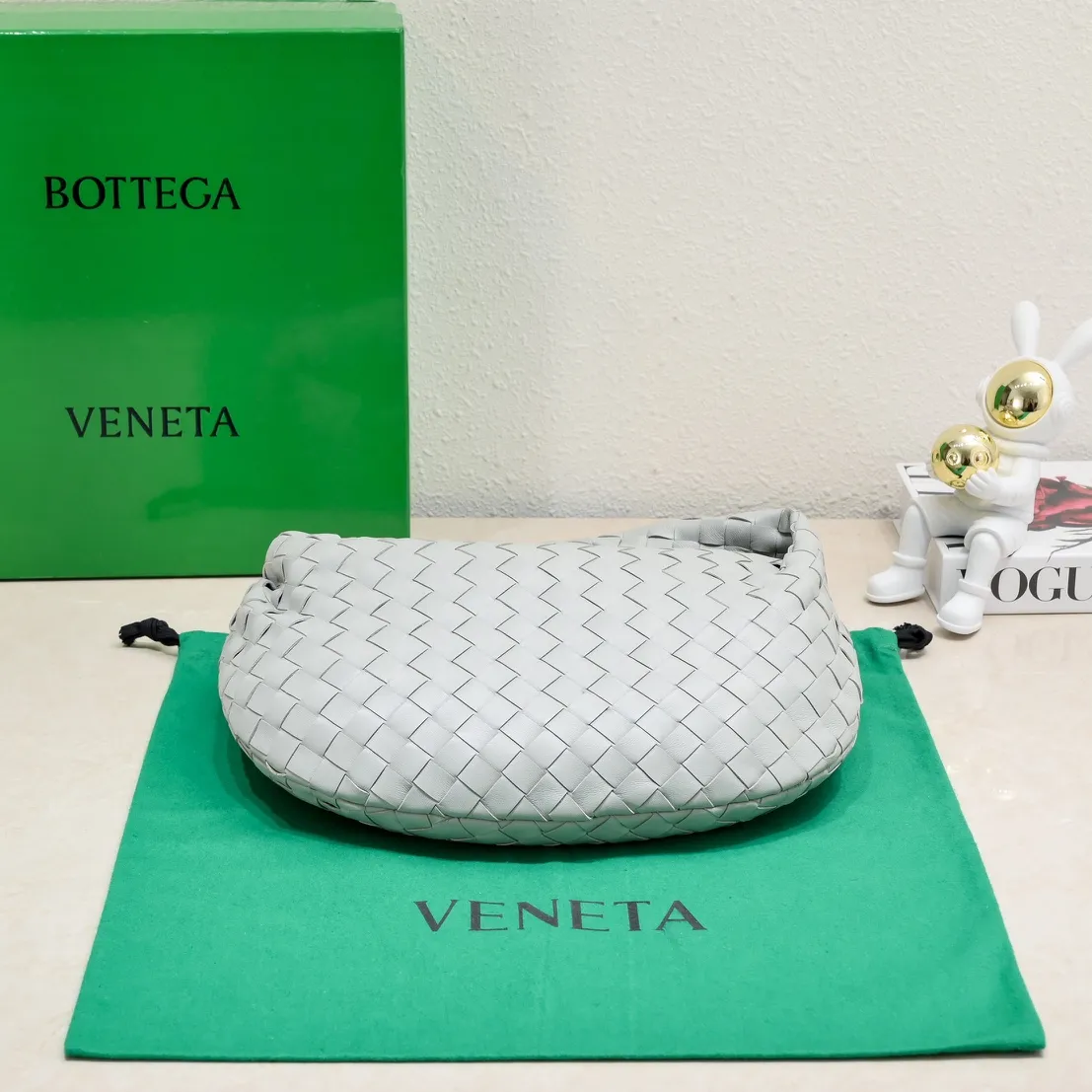 Batch 1460 BV Bottega Veneta's new medium-sized JODIE handbag BV bag for women 🔥The new method is to round the corners on the original basis, and knot the round hobo bag with classic woven leather. The most iconic triangular pull-out design is made of sheepskin hanging soft shape, which is super suitable for concave shapes~Jodie feels really gentle to people. It is definitely the best item for daily matching, unchanged weaving, new elements twist, versatile, and the new favorite of street style Internet celebrities! Size: 36*21*13 Model: 6697